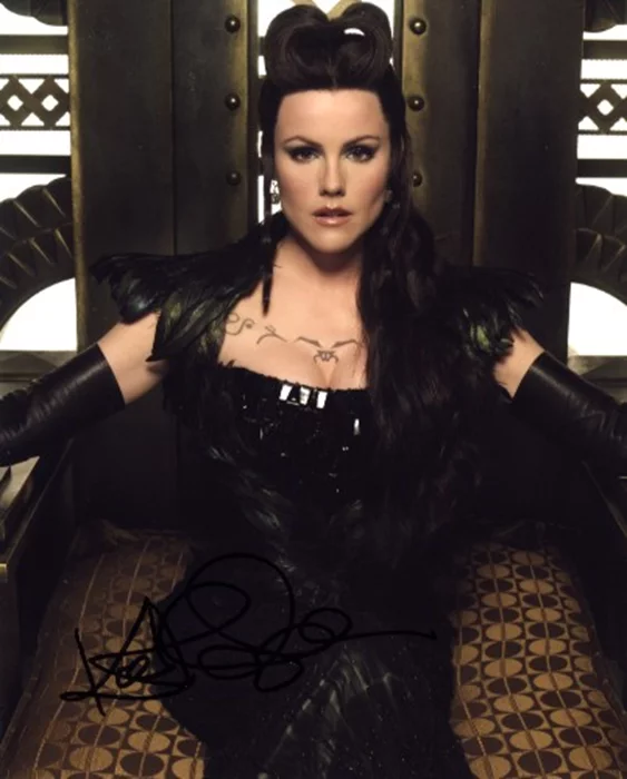 Kathleen Robertson autograph