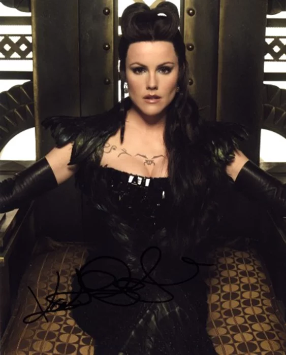 Kathleen Robertson autograph