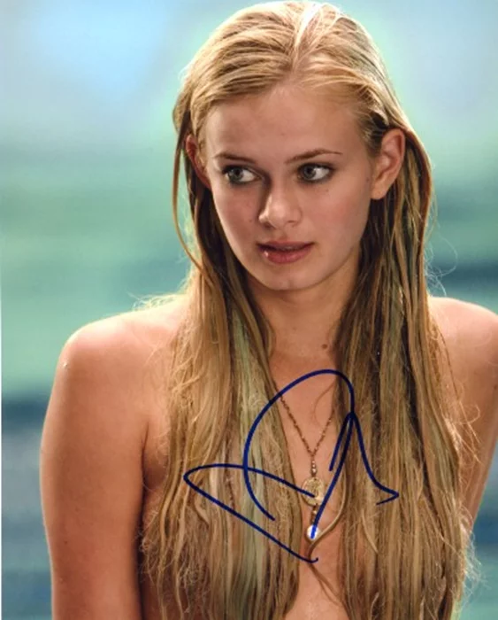 Sara Paxton autograph