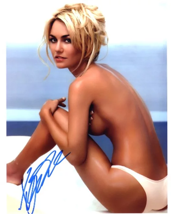 Kelly Carlson autograph