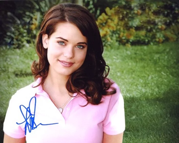 Lyndsy Fonseca autograph