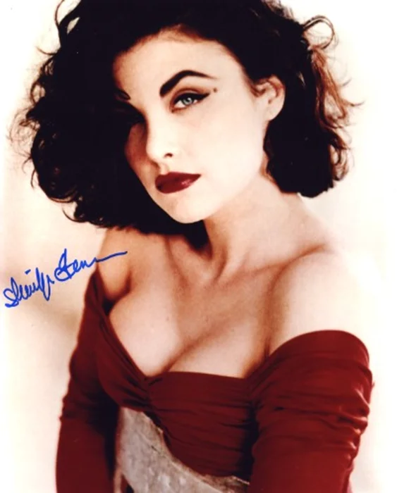 Sherilyn Fenn autograph