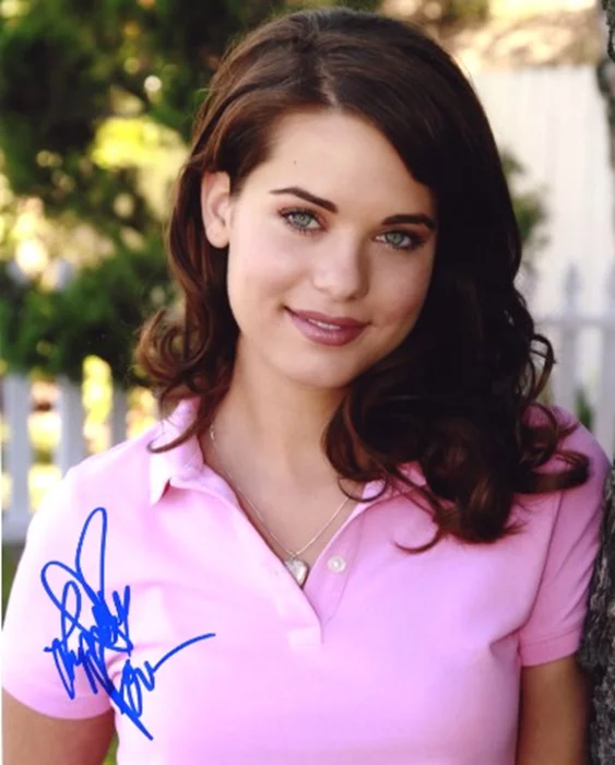 Lyndsy Fonseca autograph