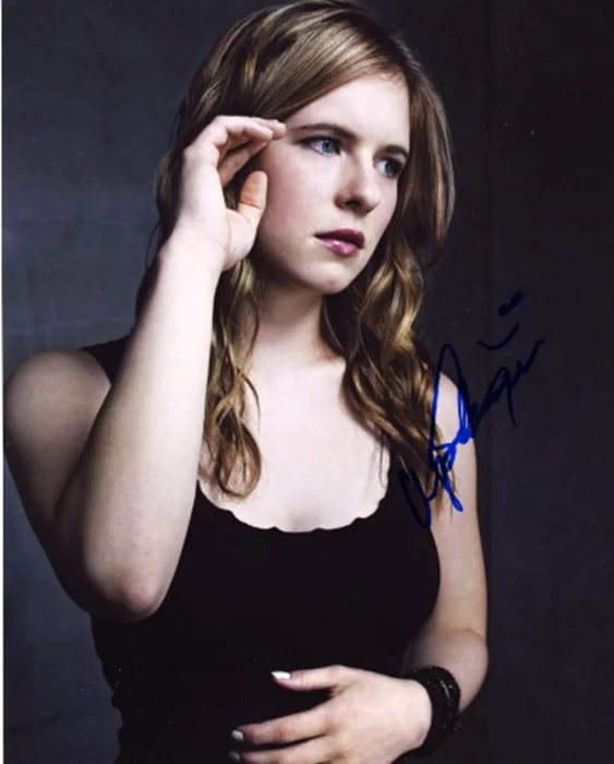 Magda Apanowicz autograph