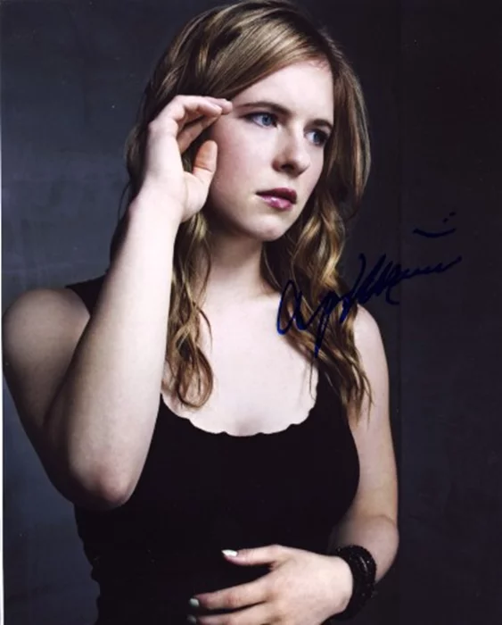 Magda Apanowicz autograph