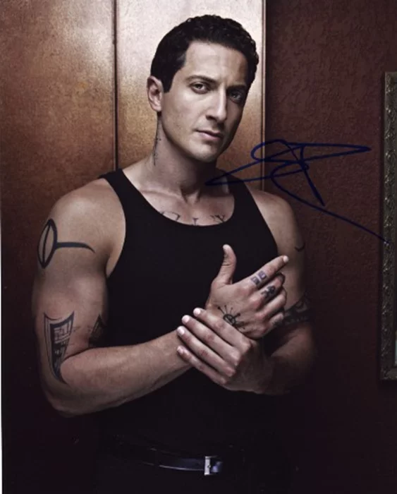 Sasha Roiz autograph