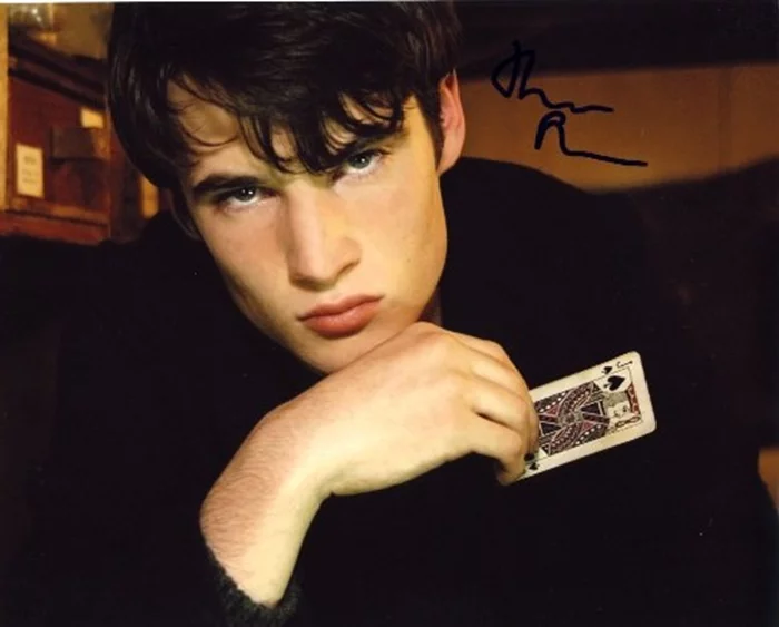 Tom Sturridge autograph