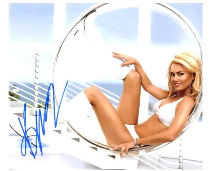 Kelly Carlson autograph