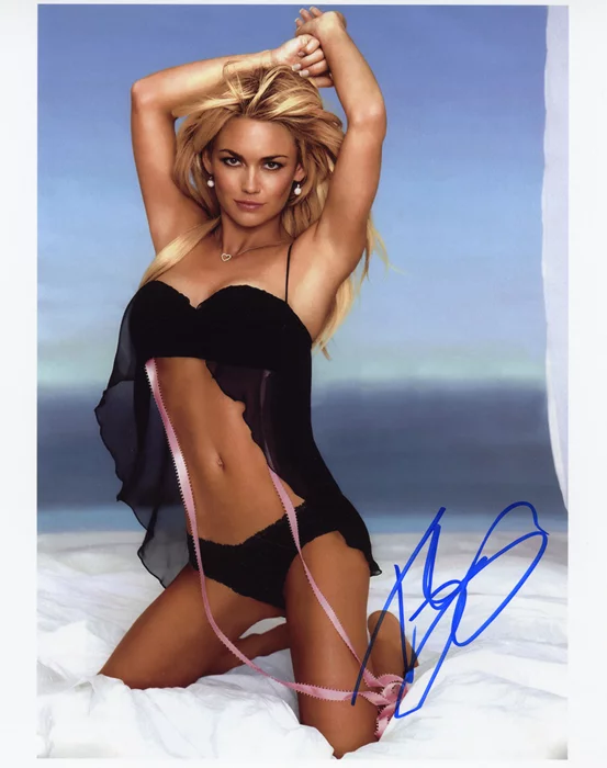 Kelly Carlson autograph