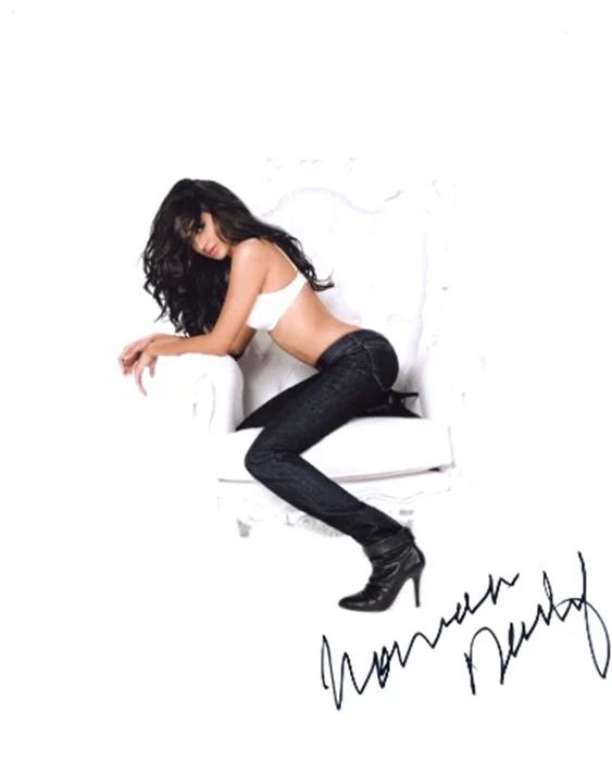 Noureen DeWulf autograph