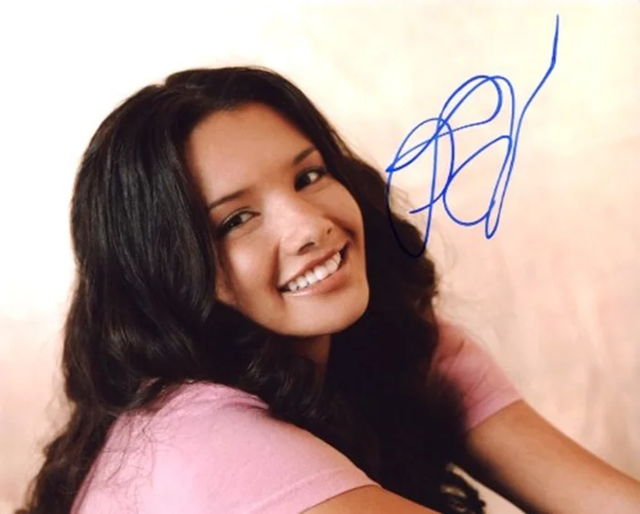 Alice Greczyn autograph