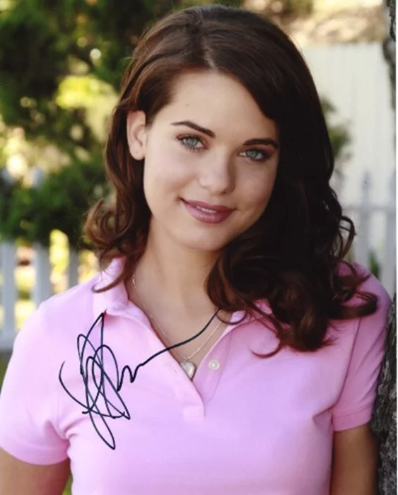 Lyndsy Fonseca autograph