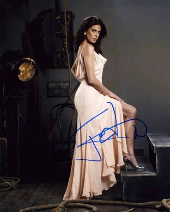 Teri Hatcher autograph