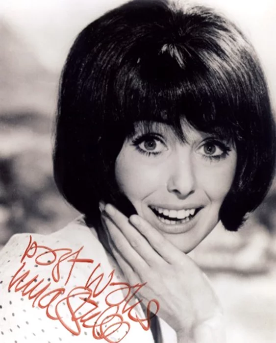 Una Stubbs autograph