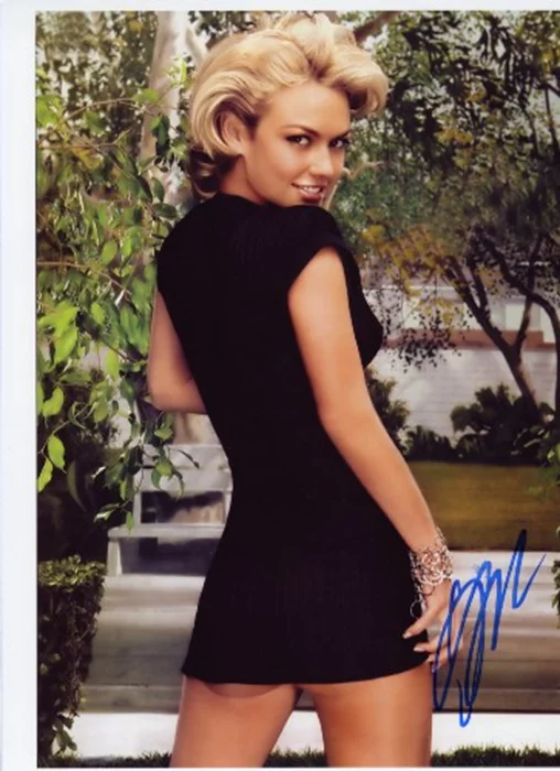 Kelly Carlson autograph
