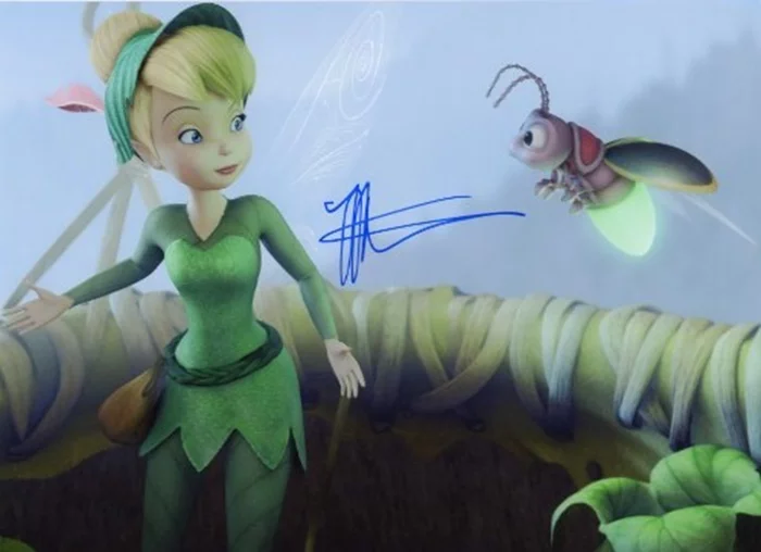 Mae Whitman autograph