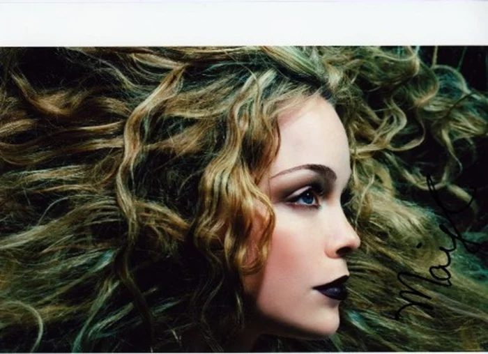 Marisa Coughlan autograph