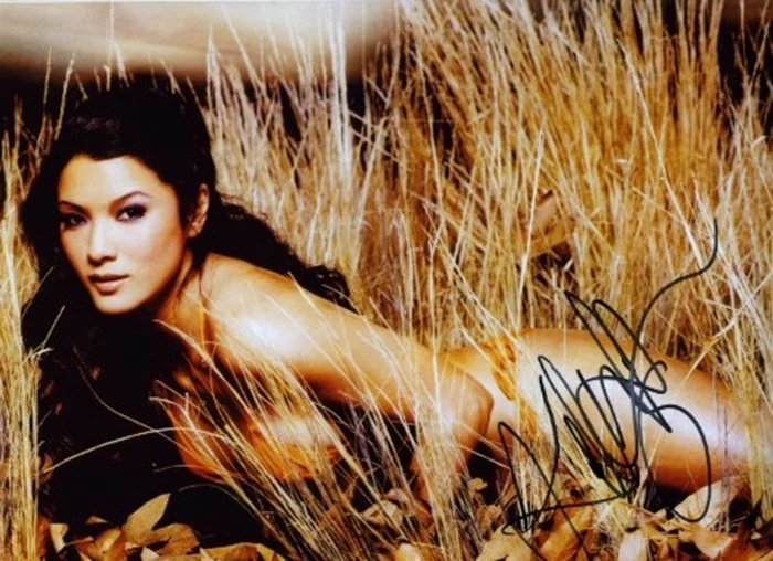 Kelly Hu autograph