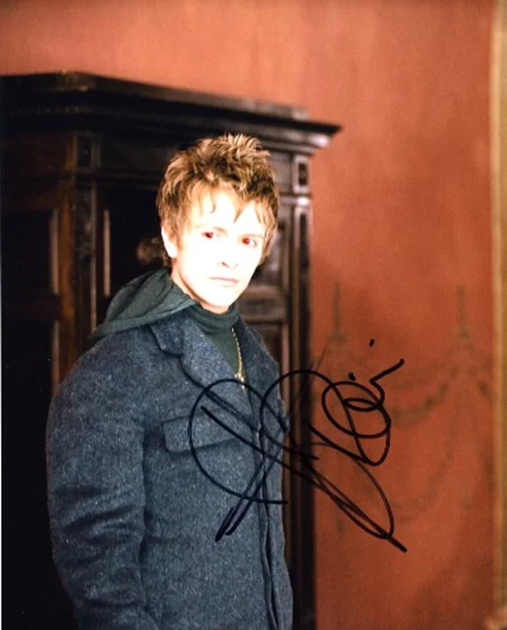 Charlie Bewley autograph