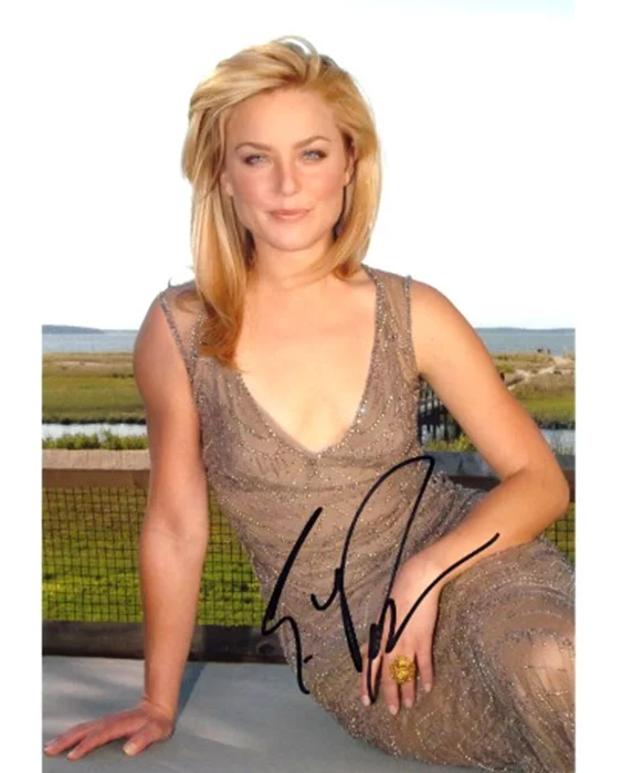 Elisabeth Rohm autograph