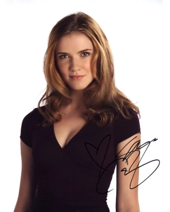 Sara Canning autograph