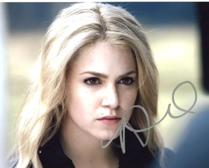 Nikki Reed autograph