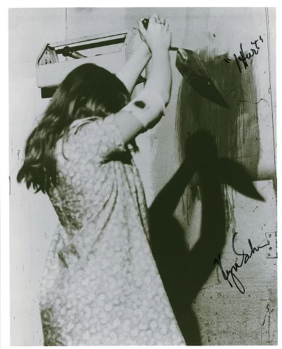 Kyra Schon autograph