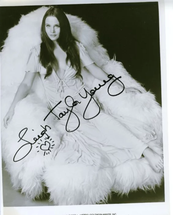 Leigh Taylor Young autograph
