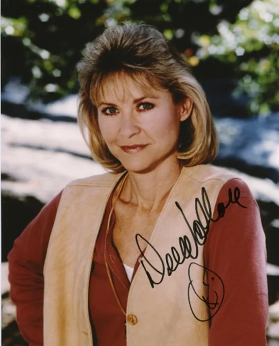 Dee Wallace autograph