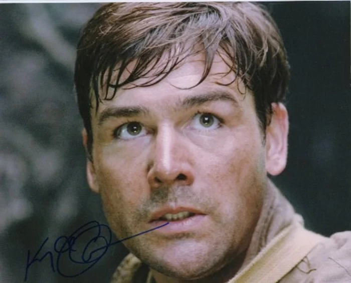 Kyle Chandler autograph