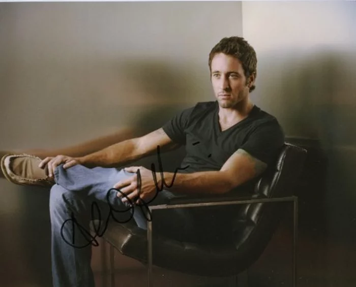 Alex O'Loughlin autograph