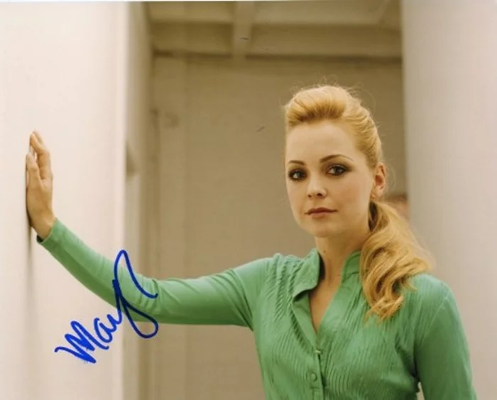 Marisa Coughlan autograph