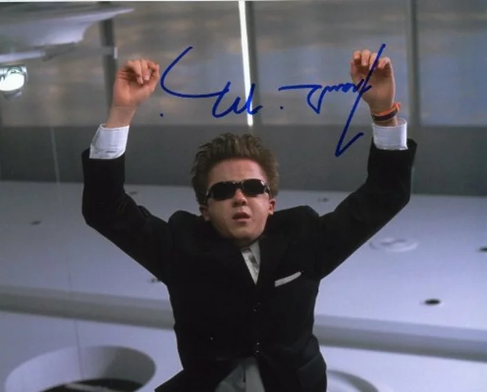 Frankie Muniz autograph