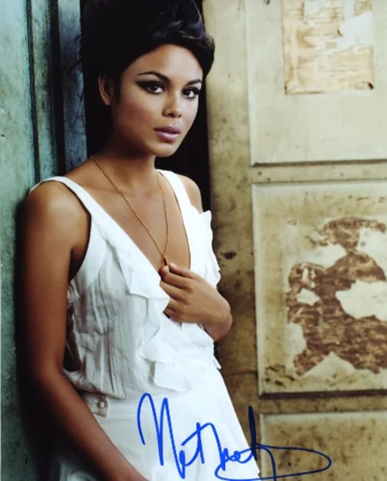Nathalie Kelley autograph