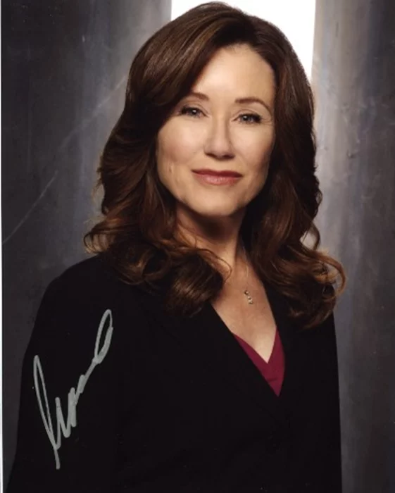 Mary McDonnell autograph