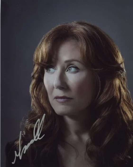 Mary McDonnell autograph