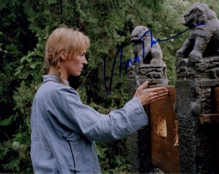 Uma Thurman autograph