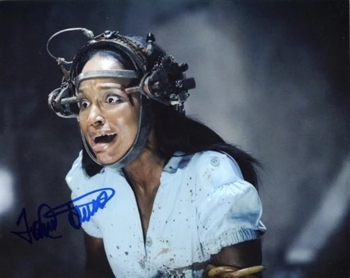 Tanedra Howard autograph