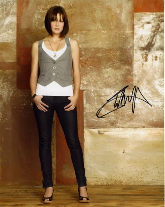 Chelsea Hobbs autograph