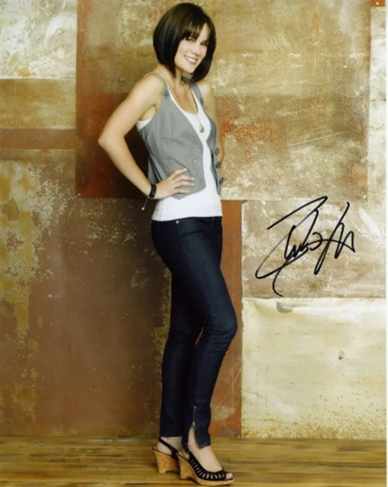 Chelsea Hobbs autograph
