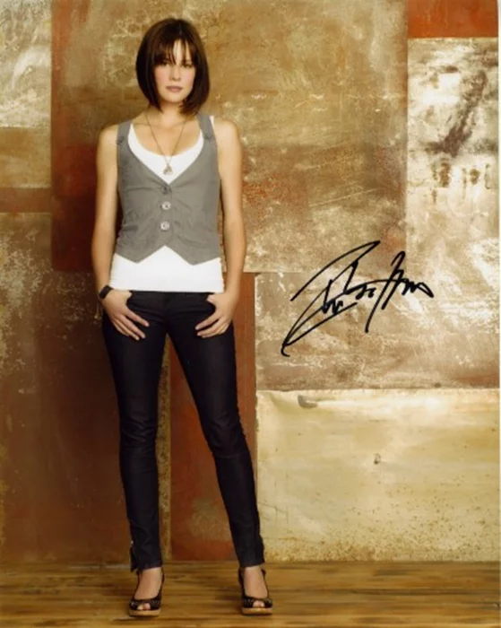 Chelsea Hobbs autograph