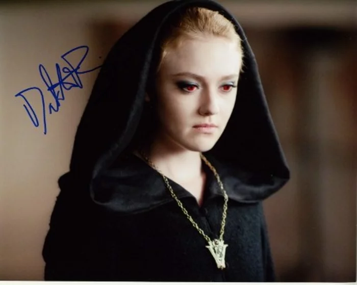 Dakota Fanning autograph