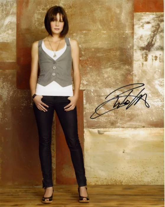 Chelsea Hobbs autograph