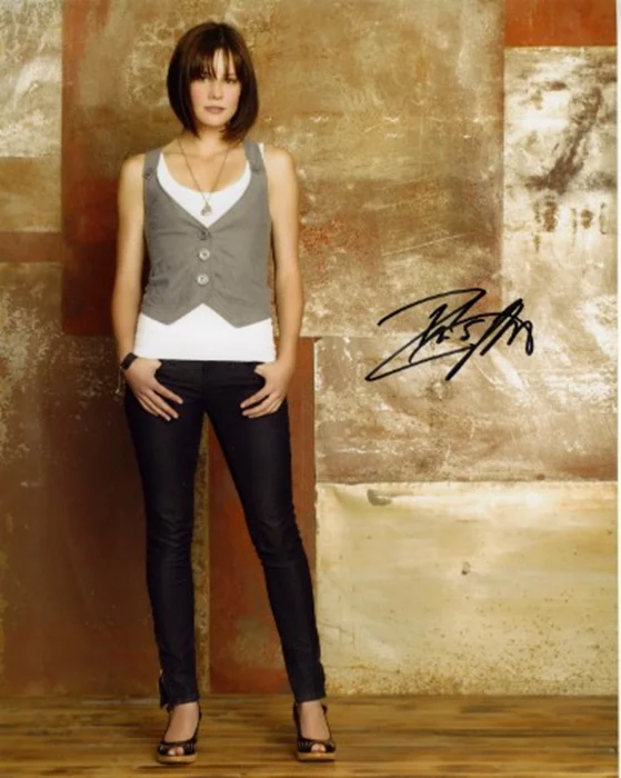 Chelsea Hobbs autograph