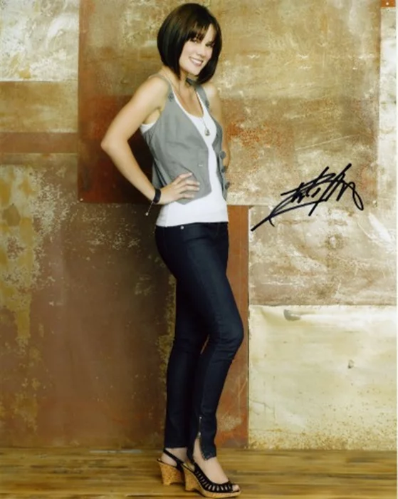 Chelsea Hobbs autograph