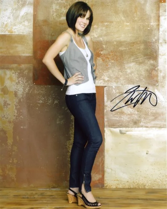 Chelsea Hobbs autograph