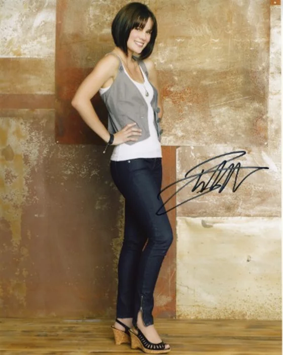 Chelsea Hobbs autograph