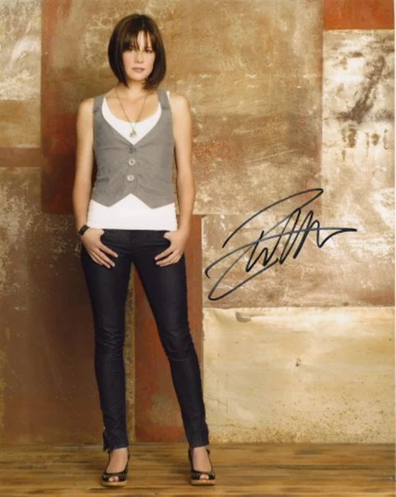 Chelsea Hobbs autograph