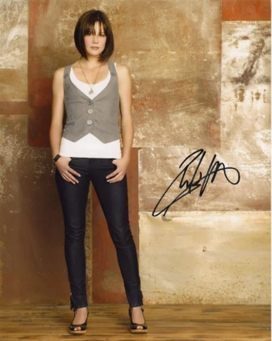 Chelsea Hobbs autograph
