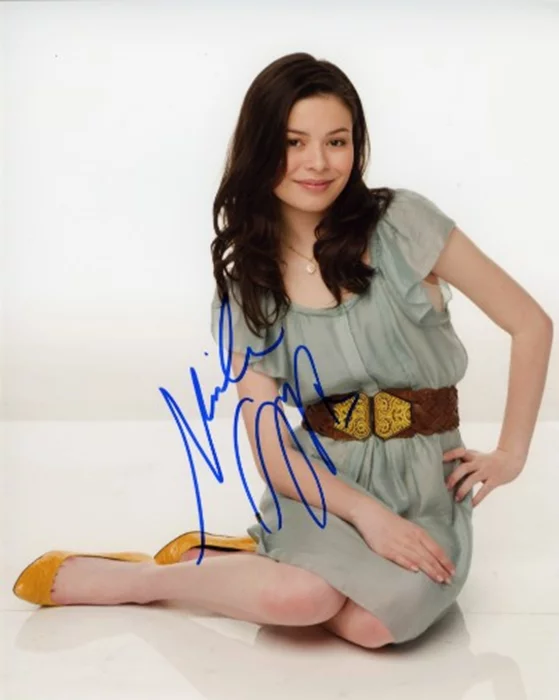 Miranda Cosgrove autograph